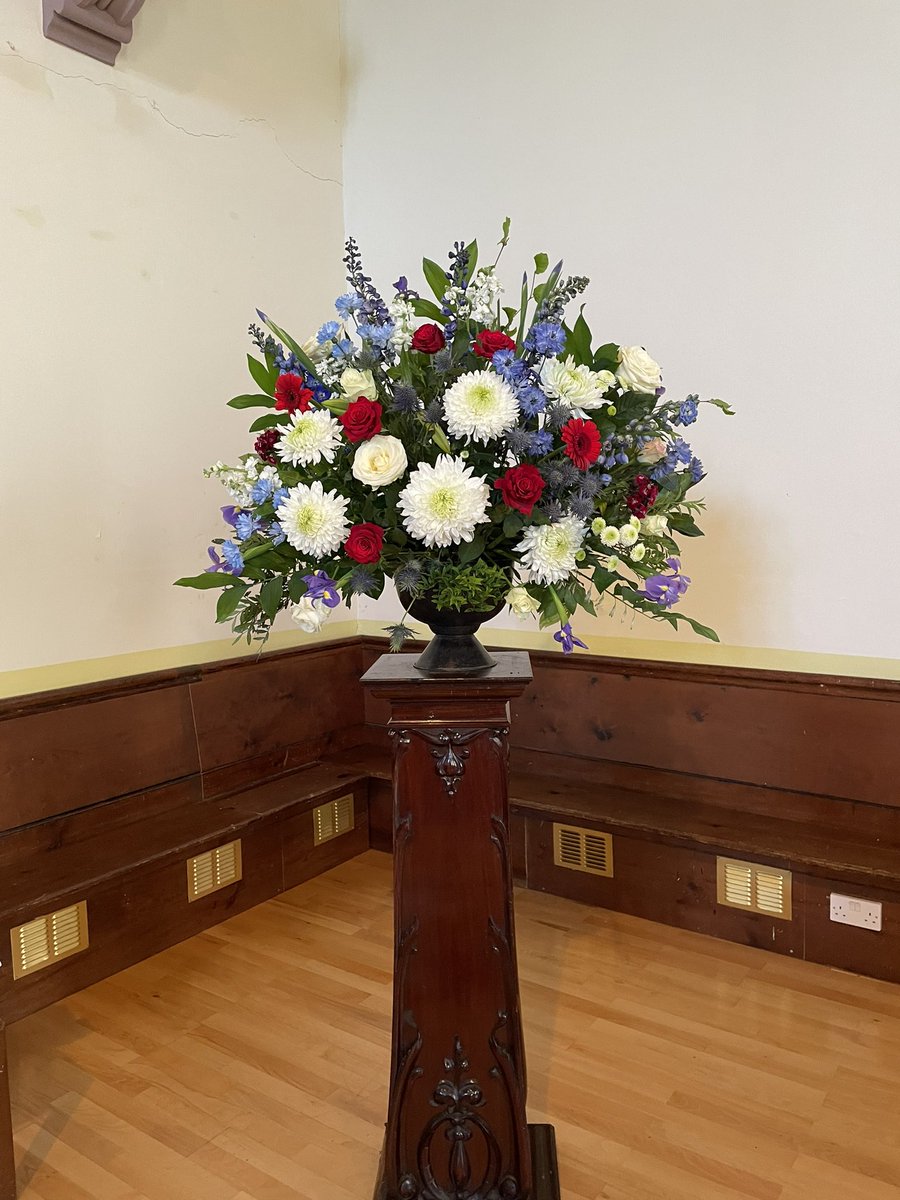 sissell_black's tweet photo. @churchscotland flowers @StrathblaneKirk today #flowers #Jubilee #JubileeWeekend #PlatinumJubilee https://t.co/VxadEkGQ5t
