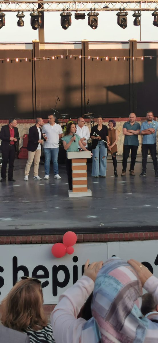 AvcAnadolu's tweet photo. 12.sınıf ögrencilerimizin Kep Atma Töreninde velilerimiz, öğretmenlerimiz ve oğeencilerimizle biraradaydık @CevatDervisoglu @Avcilarilcemem https://t.co/q00ME7YUrv