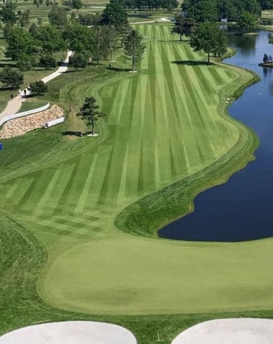 Wow that is precision stripe mowing, how did they do that 😍