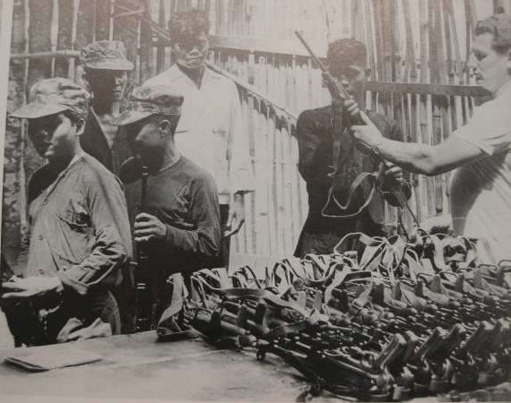 AccAxis's tweet photo. An American in civilian clothes – most likely a CIA agent – issues MP-40s to Montagnard fighters. 

Source: https://t.co/A5B7YszzBo https://t.co/vDQ6FAECMa