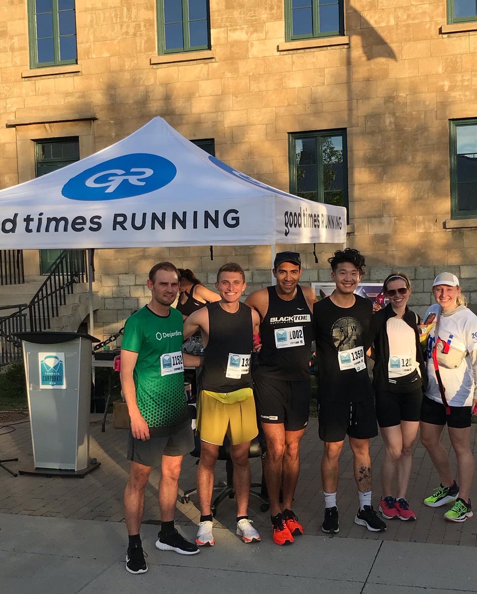 TOCorporateRun's tweet photo. Big congrats to Erin Payne @chaptersindigo for winning first place overall AND setting a new women’s course record in the process! (White hat and white shirt). Her 5k time was 19:32 on a windy and slightly muggy but fast course. #FitnessMotivation #funafterwork #fastfemale https://t.co/LLRDr3lSH4