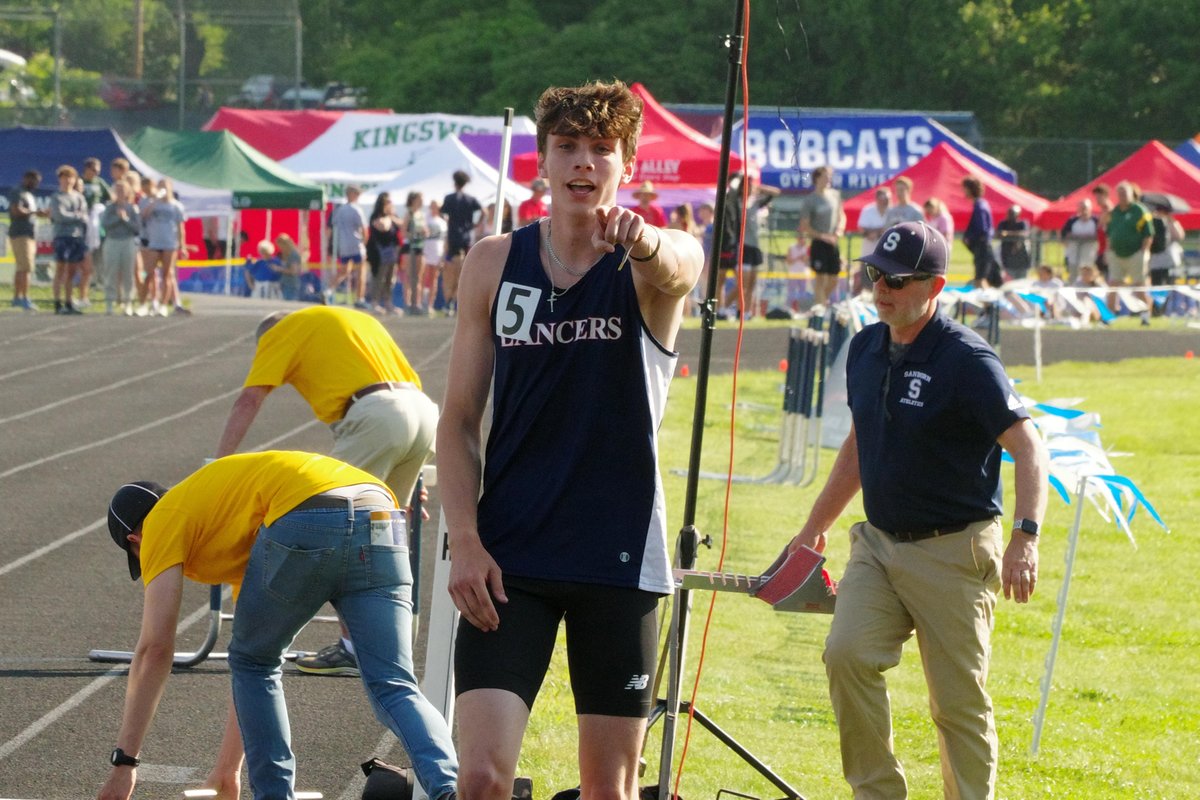 LHSXCTrackClub's tweet photo. Londonderry State Champion!!!

Sean Clegg wins the 400 (49.77) at the NHIAA Meet of Champions.

@LHSLancerTrack @Londonderry_ath @Londonderry_lhs @NHTrackandField 
@LondonderryTime https://t.co/8dylRK470A
