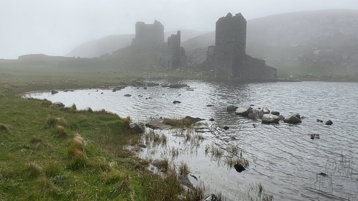 Ik maakte deze video bij Dunlough Castle in het uiterste zuidwesten van Ierland in de mist. Wat een magnifieke plek! Zie de beelden hier: bit.ly/3teZX7O