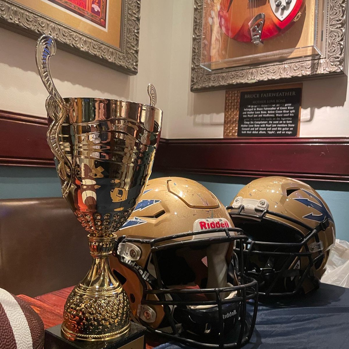 MBlueDevils's tweet photo. Cena de Blue Devils en Hard Rock Sevilla🍔🤟😋🏈muchas gracias a @HardRockSevilla por todo,comida riquísima en un entorno inmejorable, volveremos!Go Devils! Go Hard Rock! 🤟😉🏈🎸 @MairenaAljarafe #hardrocksevilla #bluedevils #behardbedevil #mairenadelaljarafe #sevilla #football https://t.co/BQRBQBdDIi