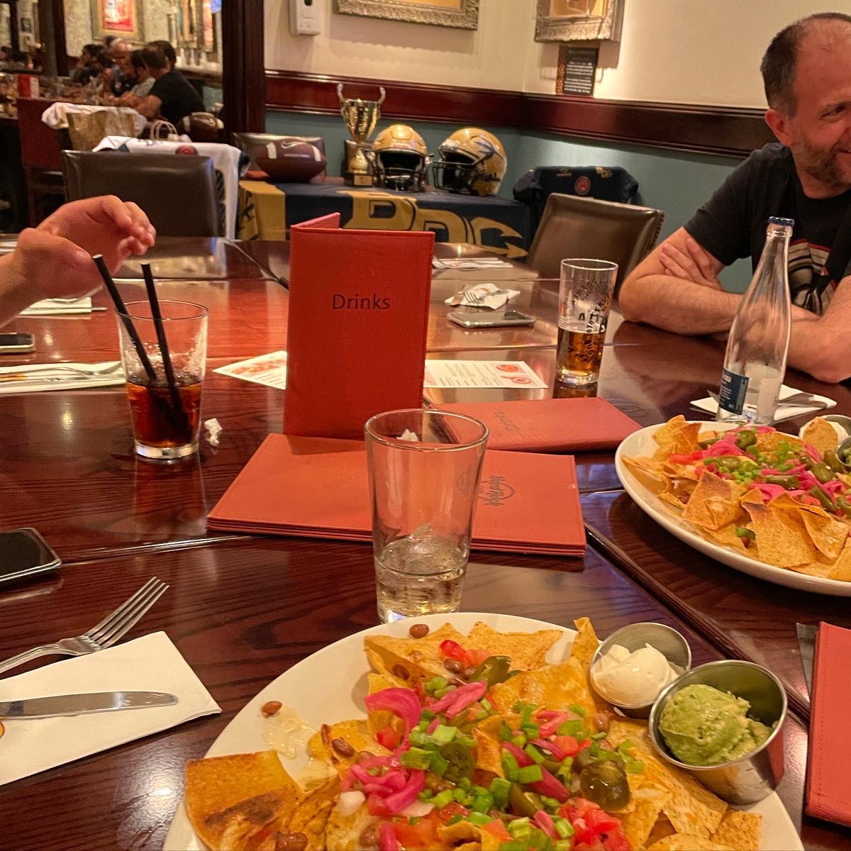 MBlueDevils's tweet photo. Cena de Blue Devils en Hard Rock Sevilla🍔🤟😋🏈muchas gracias a @HardRockSevilla por todo,comida riquísima en un entorno inmejorable, volveremos!Go Devils! Go Hard Rock! 🤟😉🏈🎸 @MairenaAljarafe #hardrocksevilla #bluedevils #behardbedevil #mairenadelaljarafe #sevilla #football https://t.co/BQRBQBdDIi