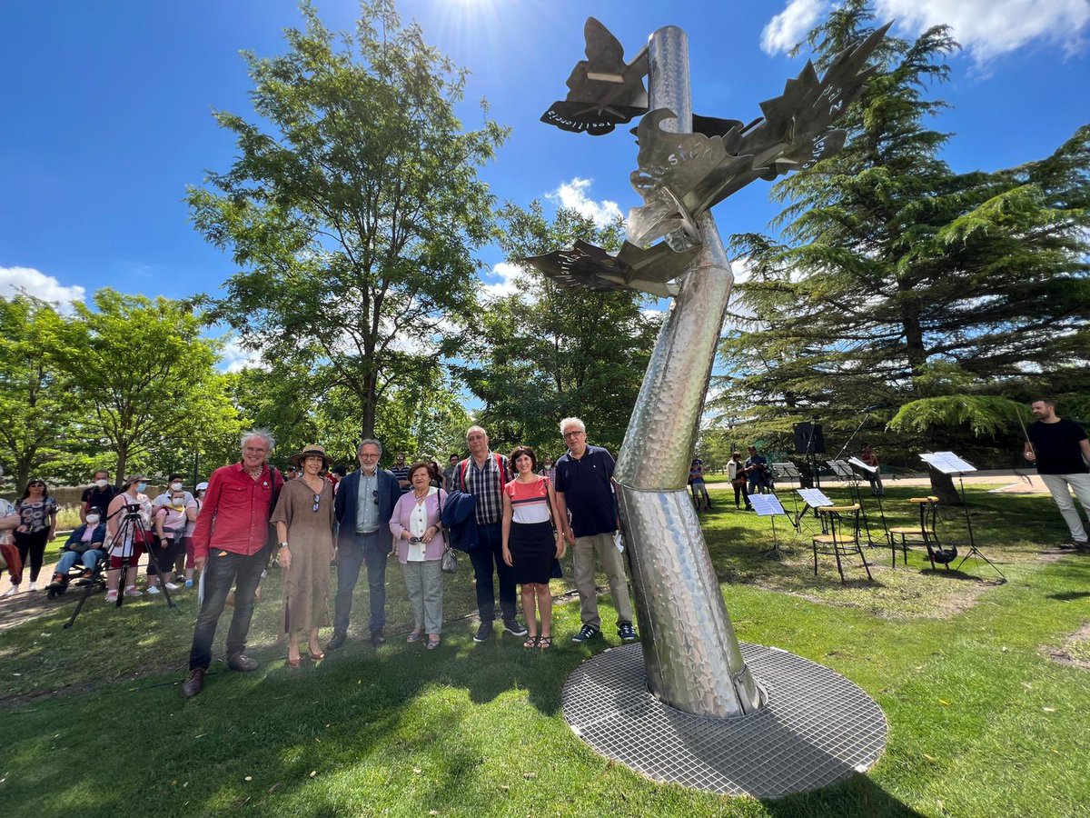 AyuntamientoVLL's tweet photo. Día de estreno con La Fontana de la Diversidad en el parque de Las Norias.

Un proyecto impulsado por @FPersonas y creado por el escultor Luis Gil con jóvenes con capacidades creativas diversas.

Los concejales @mariatuitea y @manuel_saravia participan en la inauguración. https://t.co/5g50DQBGdi