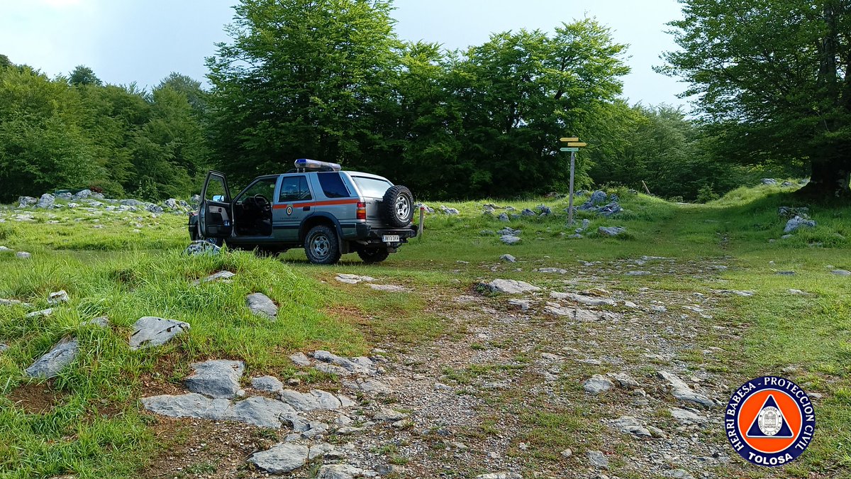 PCTolosa's tweet photo. #HerriBabesa #Tolosa ⛰️🏃🏃

Gure #BZT taldeak #t3t ibilbidera joan dira komunikazioak eta sarbide-bideak egiaztatzeko
🔄
Nuestros equipos de #BZT se han desplazado al recorrido de la #t3t para comprobar comunicaciones y pistas de acceso.

#ProteccionCivil https://t.co/wcgH8SPMN8