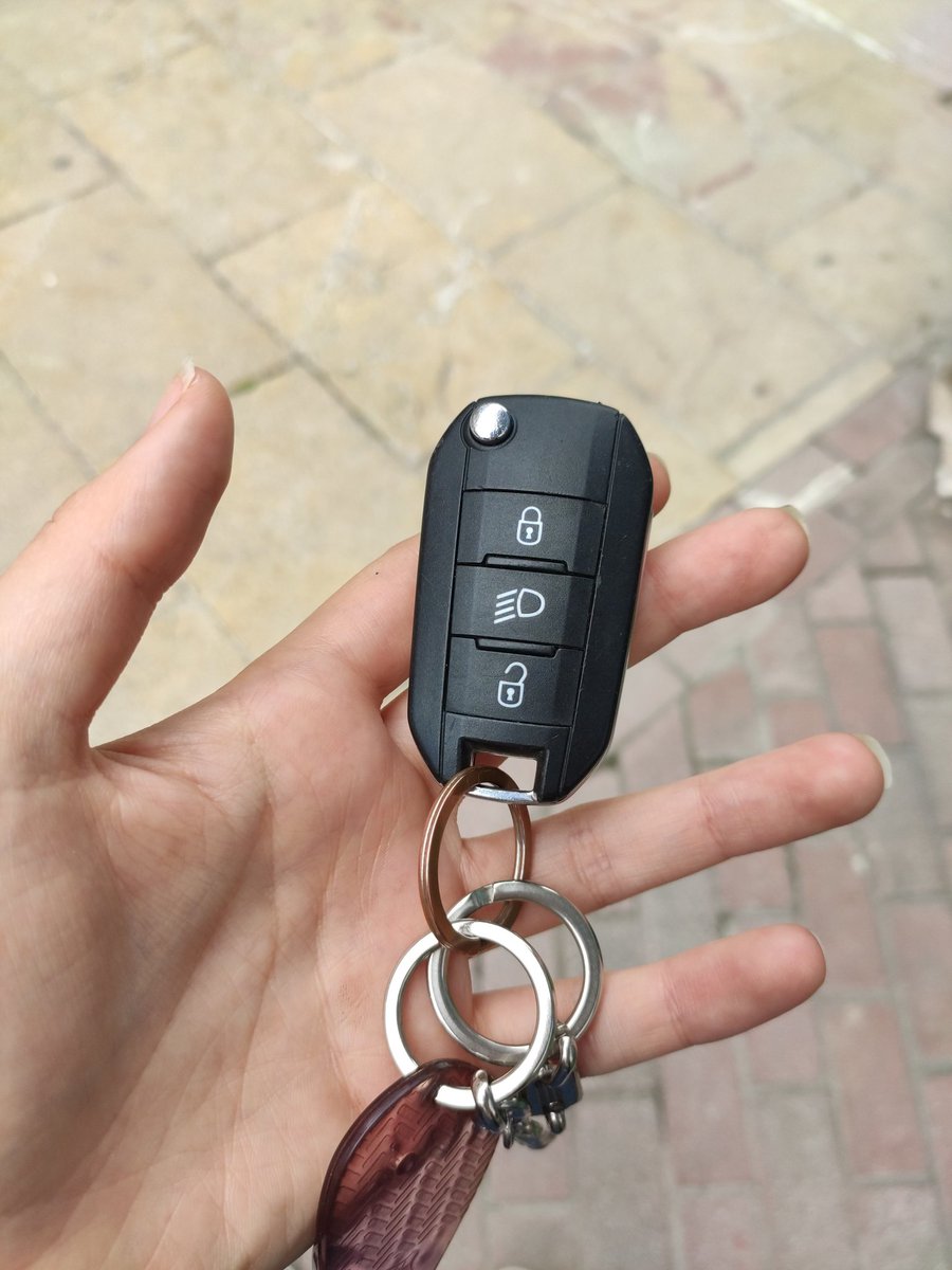 cova_ag's tweet photo. Hola chicos, ayer viendo a tequila en villalegre me encontré estas llaves del coche tiradas en el suelo. Son de un Citroën y tiene un par de llaveros. Si alguien sabe de quién son que me escriba. Agradezco difusión y esas cositas :) https://t.co/KWAl4Waa1U