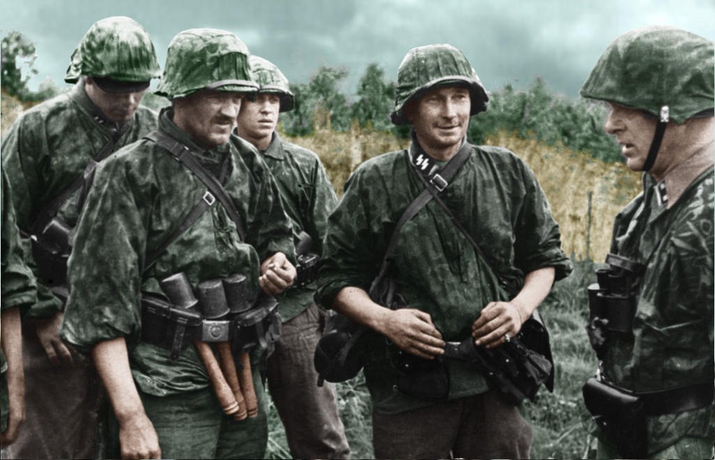 AccAxis's tweet photo. French volunteers of the SS. These men typically fought for the Waffen Grenadier Brigade of the SS Charlemagne of the Waffen-SS to fight on the Eastern Front. A large majority of these men were defending Berlin during the final days of the war. https://t.co/mOba0LImCj
