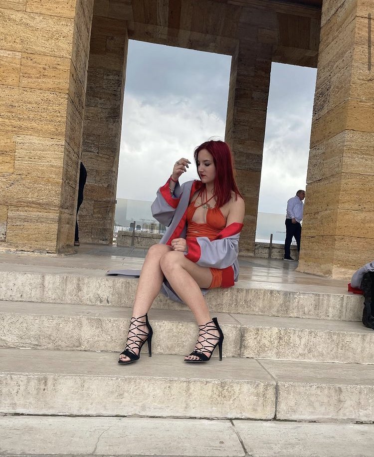 Hayatta19's tweet photo. Dünden beridir bir fotoğraf eleştiriliyor ne zaman bırakacaksınız kadınların kıyafetini yok başörtüsü yok kısa giydi açık giydi saygı edep hâ'ya bacak arasında değil zihindedir kaldı ki Anıtkabir'e insan istediği şekilde gidebilir Bu size kalmadı vah ülkem vah https://t.co/3HMdQCtBFO