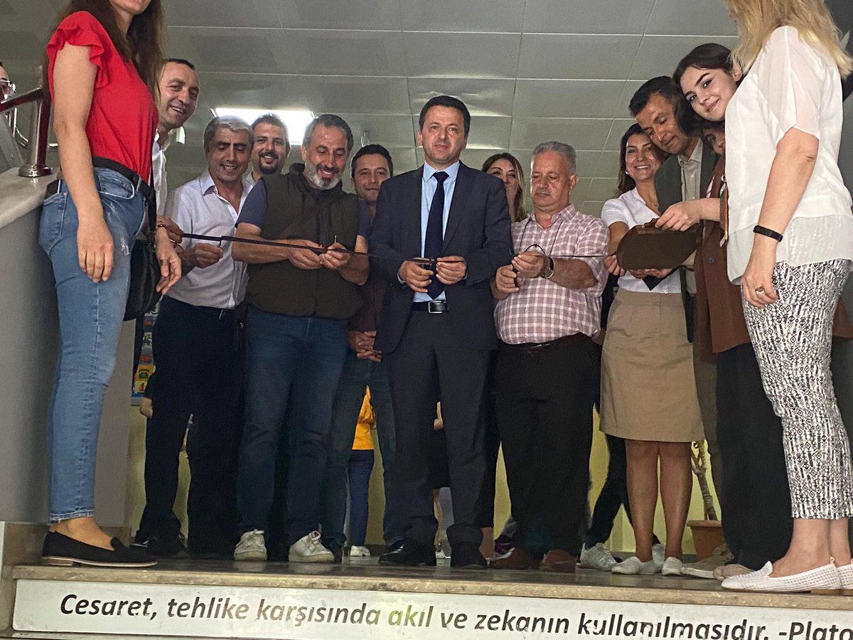 AvcAnadolu's tweet photo. Okulumuz bünyesinde faaliyet gösteren Düşler Atölyesi yıl sonu sergisinin açılışı İlçe Müdürümüz Cevat Dervişoğlu tarafından yapıldı @CevatDervisoglu @Avcilarilcemem https://t.co/4uJ74NLmLP