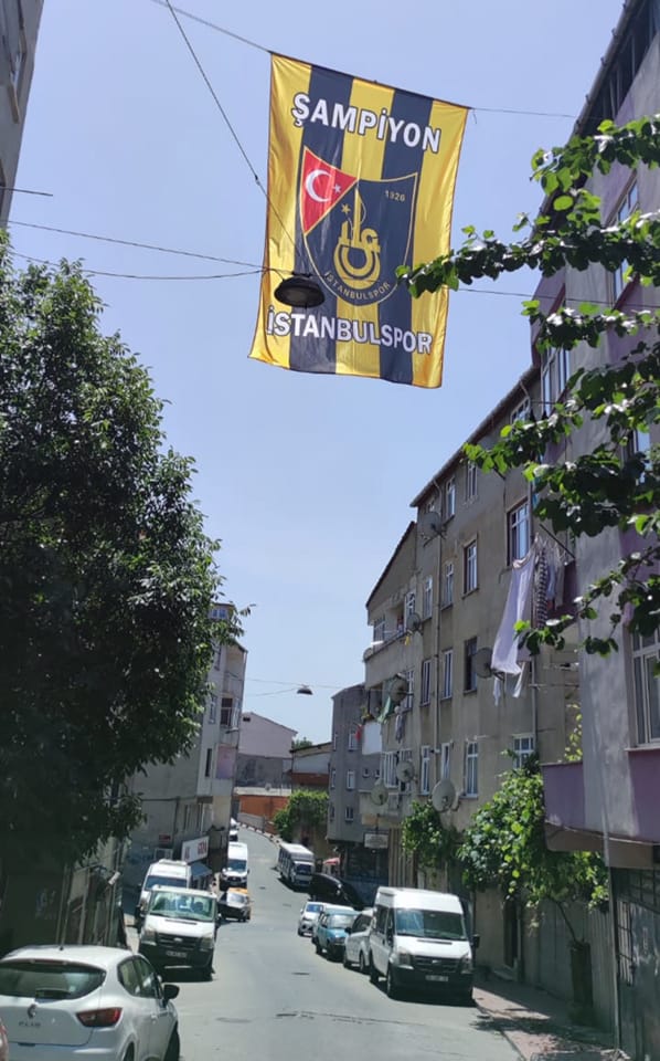 Bayraklar asılmaya başladı.