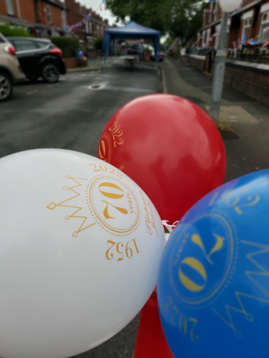 LeighNeighbours's tweet photo. Lovely to see one of the #celebration streets in our area setting up for this afternoons #PlatinumJubilee #streetparty 🇬🇧 we hope you all have a lovely afternoon #communitysprit https://t.co/U12g3IK8GI
