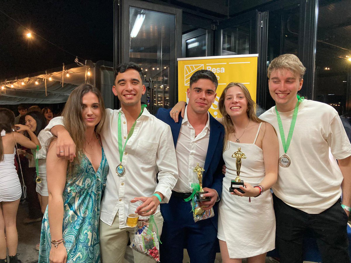 ComunidadResa's tweet photo. Ser veteran@ o novat@ del año no se olvida 🏆💚
¡Que no paren las fiestas de fin de curso!🥳🎉🎊👯♀️🎓 #ResaGoodLife
#ResaErasmo #Madrid #residenciauniversitaria https://t.co/rc4lStLYwQ