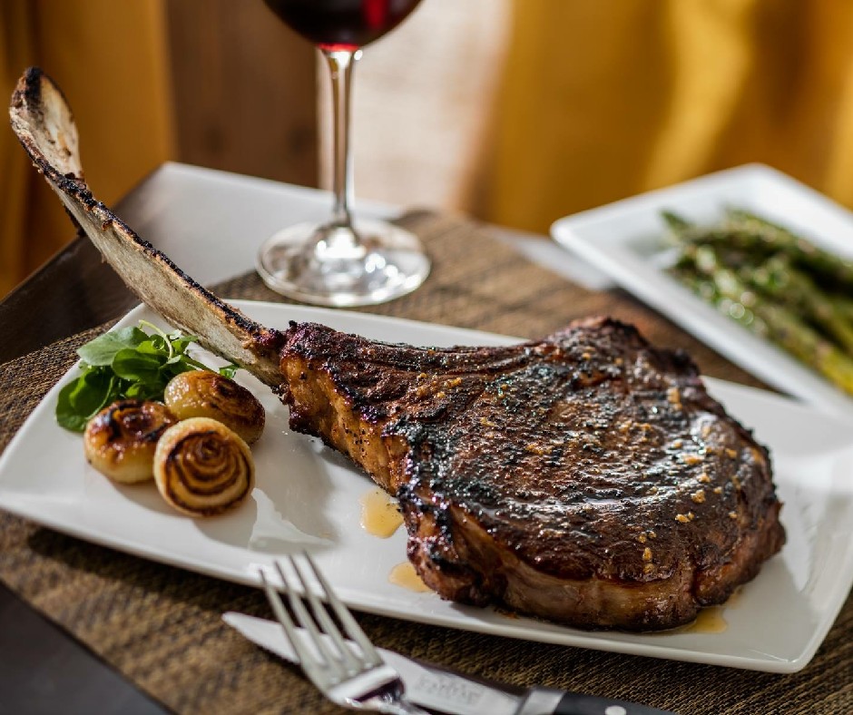 MemorialDist's tweet image. The Moran Hotel at CITYCENTRE has a great “Steakation” staycation deal perfect for Father’s Day. Book this deal to give Dad a $100 gift card for every night of his stay to use at #CapitalGrille, #EddieVs, #Seasons52, or #YardHouse. bit.ly/3tfQa1g