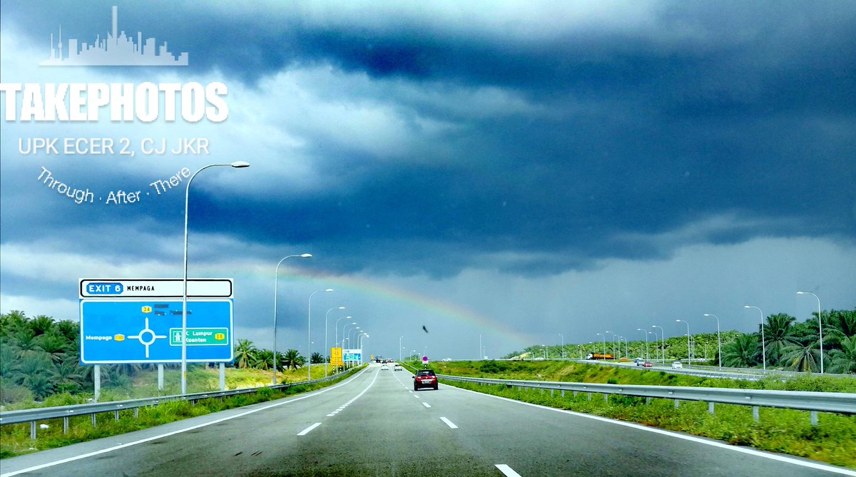 Pemandangan di Bulatan Mempaga, Lebuhraya CSR diserikan dengan kehadiran pelangi sekaligus menyerikan mata para pengguna jalanraya.
