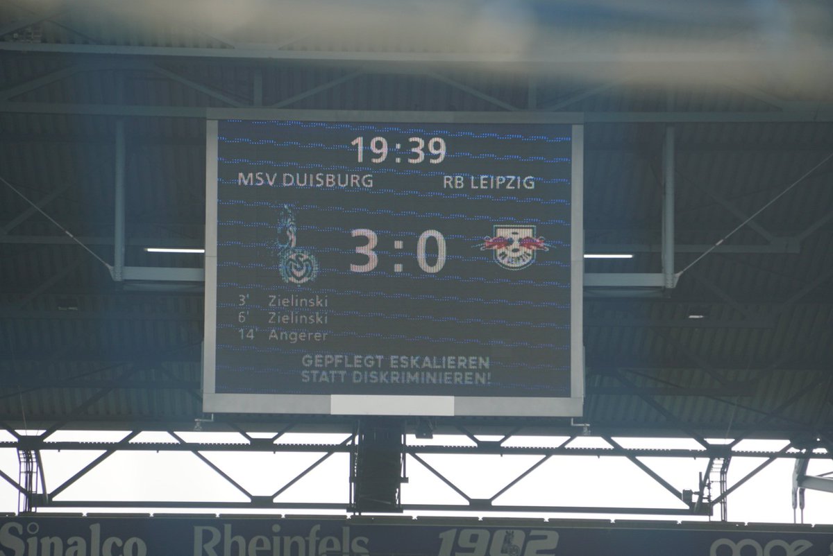 MSVDuisburg's tweet photo. Dat ging fix. 😁
#120JahreMSV #MSVRBL #2fbl https://t.co/6nWlBk2PTS