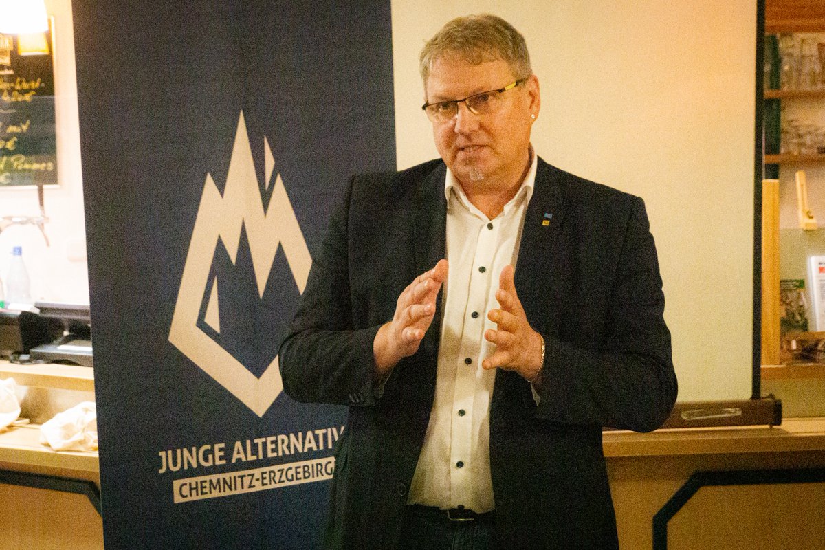 Tolle Gäste zum Stammtisch der Jungen Alternative Chemnitz-Erzgebirge 🇩🇪🍻
Zum Vortrag mit <a href="/MatthiasMdb/">Matthias Helferich MdB</a> Helferich der zum Umgang mit dem Verfassungsschutz referierte besuchten uns außerdem <a href="/DirkEckardt1/">🇩🇪 Dirk Eckardt 🇩🇪</a> von der AfD Zwickau und Antonin Brousek MdA aus Berlin.