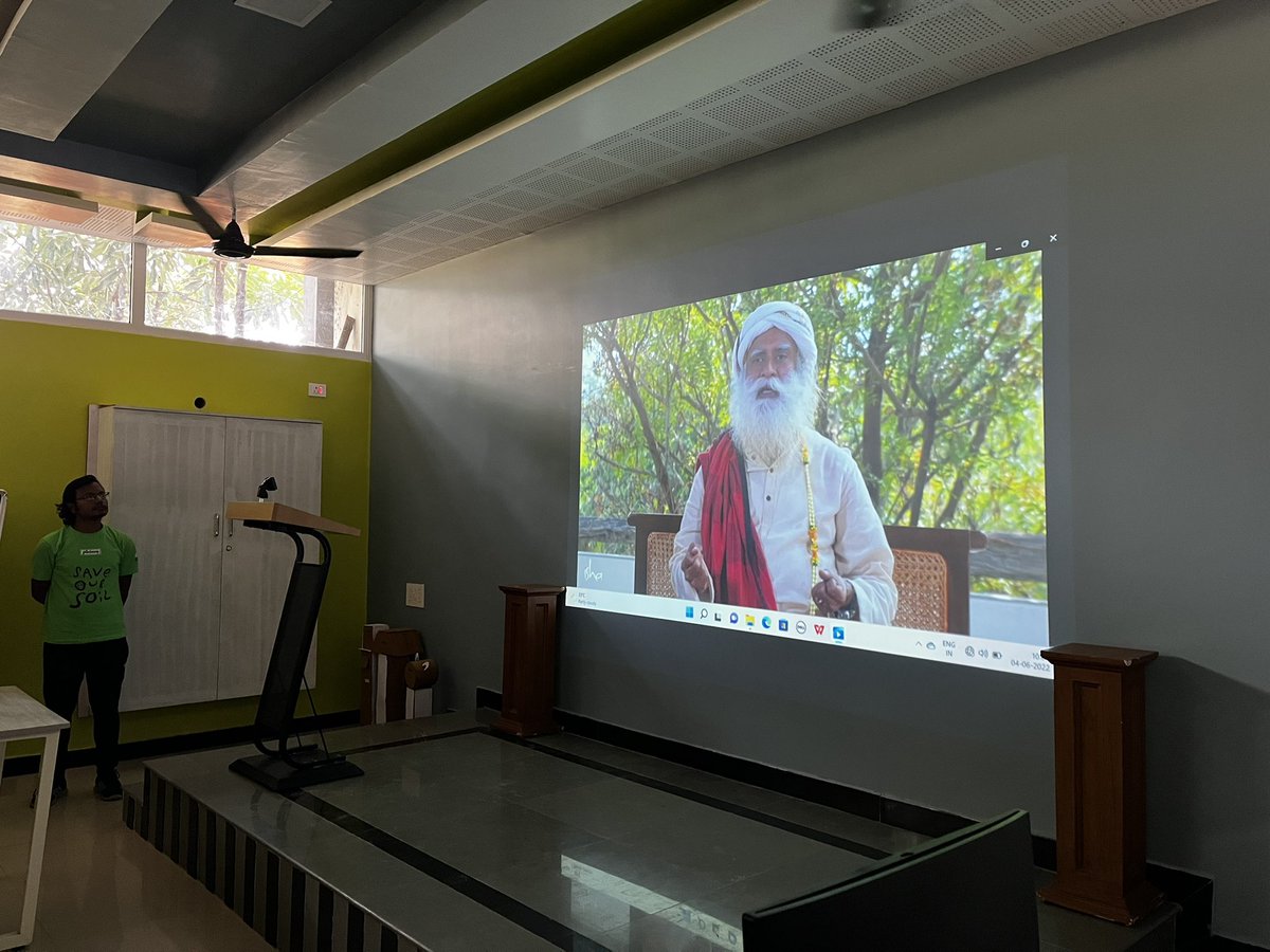 rammyeahh's tweet photo. School children in madurai listen to sadhguru talk about soil. #soilwave #SaveSoil @cpsavesoil https://t.co/tnh1m7uKiD