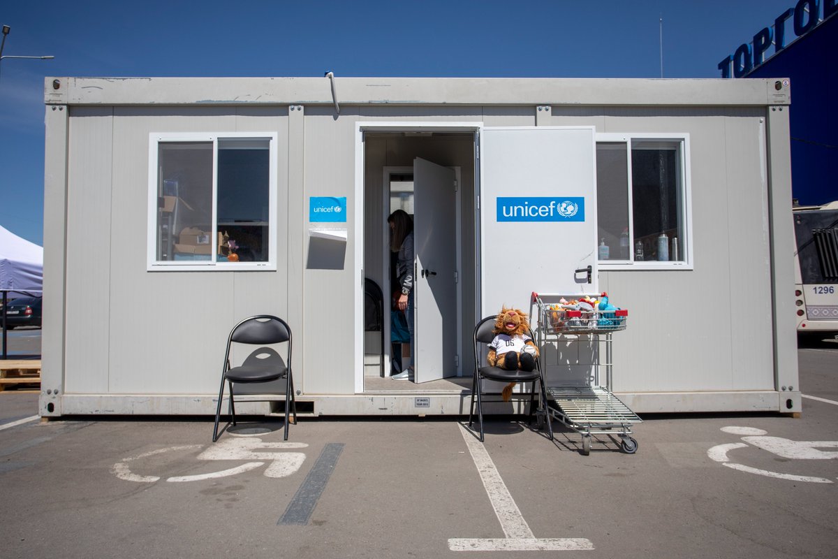 unicef_es's tweet photo. Unidades como estas, que hemos instalado en Zaporizhya, sirven como punto de primeros auxilios y espacios materno-infantiles para familias con niños evacuados de Mariúpol, en #Ucrania. En ellas reciben servicios de protección infantil, artículos de higiene, agua, mantas y apoyo https://t.co/YI8CHSOEXF