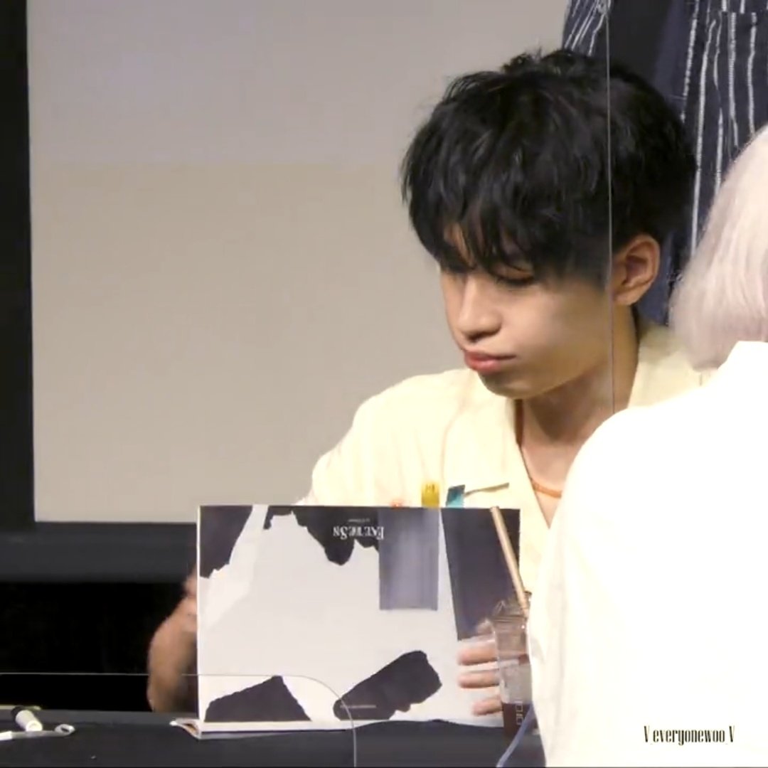 minwonjeu's tweet photo. my cute and polite cat 🥺🥺🥺🥺🥺 https://t.co/Bnkt1eH8Kw