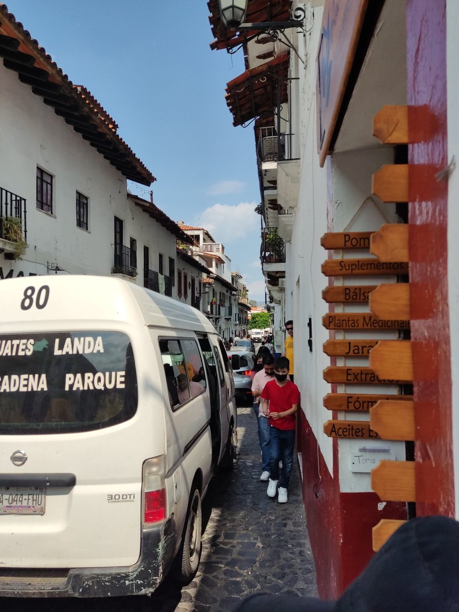Así toca caminar en Taxco. Un pueblo mágico espectacular pero con todo el espacio público y peatonal invadido por el tráfico vehicular. Realmente qué lástima.
<a href="/PuebloMagicoTax/">OperadoraTurísticaTaxcoMágico</a>