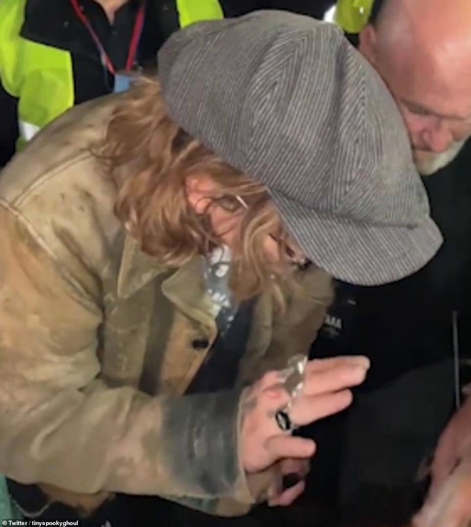 “You have five, I have four and seven eighths.”

- Johnny Depp joking about his severed finger tip after giving a high-five to a kid 2 nights ago🥺