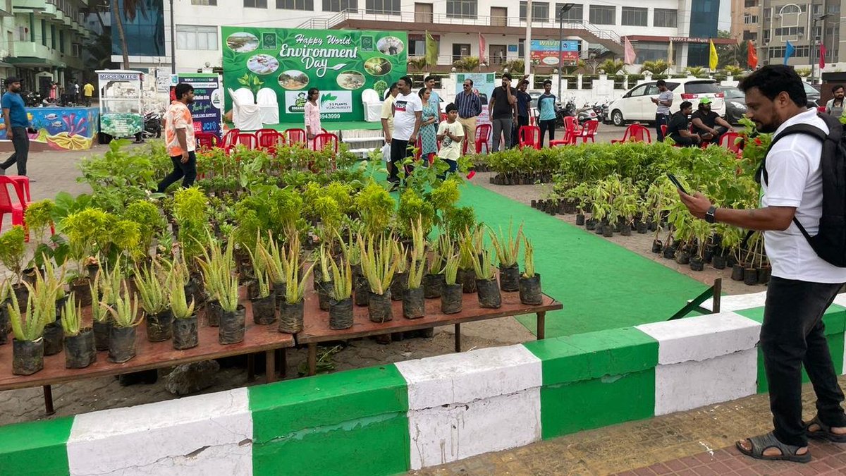 JCIVizagYUVA's tweet photo. Sapling Distribution and Plantation at 6 AM on the occasion of World Environment🌿 Day. https://t.co/JSEX8vhq8p