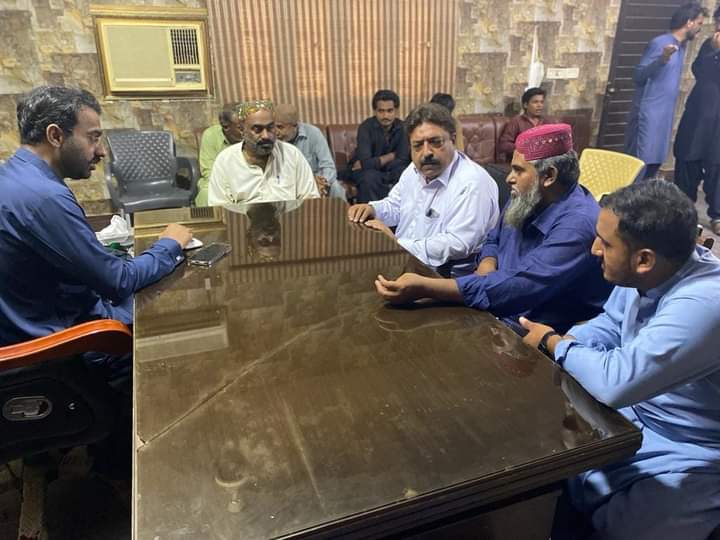 ARSolangi12's tweet photo. Today 05-06-2022

Mr Bilal Khan Shoro sb, young brother of Minister Irrigation sindh MPA PS62 HYD Mr Jam Khan Shoro  sb, Meet with Party Workers, Voters &amp; Local Residents and Solved their Problems at #ShoraHousePS62 #Hyderabad https://t.co/ucZbdOT5gn