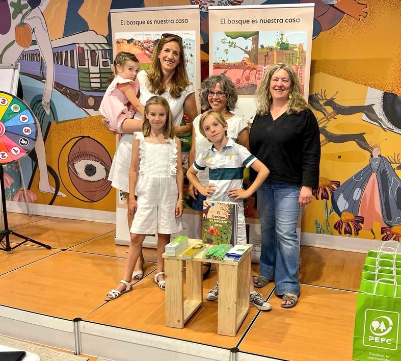 aranmontes's tweet photo. Qué mejor que en el pabellón infantil de @FLMadrid para contarles a todos estos niños las bondades de la #GFS, y visualizar la cantidad de productos q utilizamos y q provienen d nuestros montes. @PEFCSpain junto con @SoniaRoigGomez #sarafernadez y #Emade https://t.co/YWqT31tjf0
