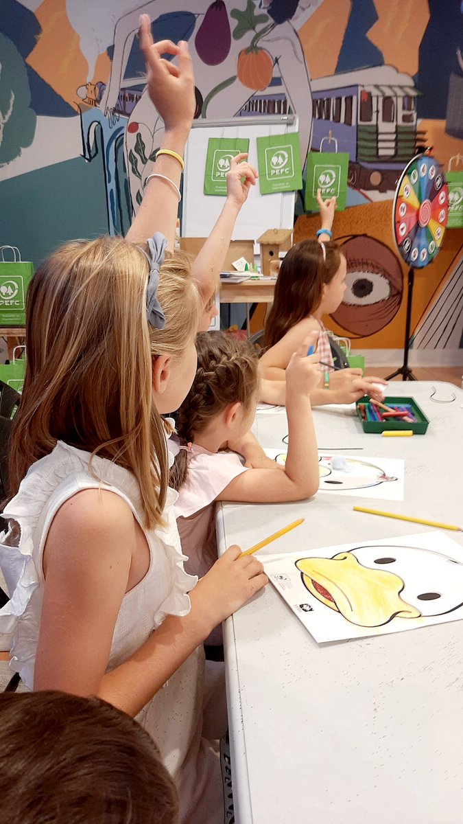 aranmontes's tweet photo. Qué mejor que en el pabellón infantil de @FLMadrid para contarles a todos estos niños las bondades de la #GFS, y visualizar la cantidad de productos q utilizamos y q provienen d nuestros montes. @PEFCSpain junto con @SoniaRoigGomez #sarafernadez y #Emade https://t.co/YWqT31tjf0
