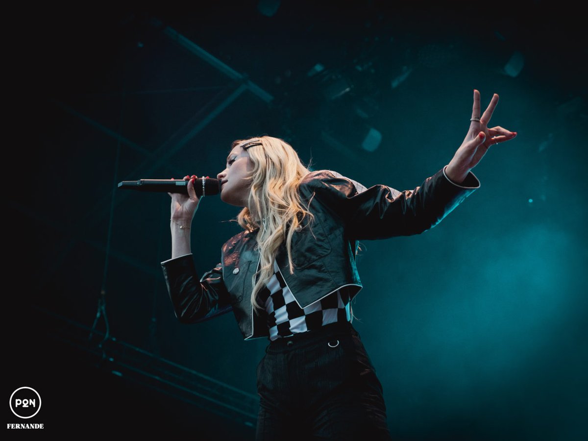 angele_spain's tweet photo. 📷 Fotos de @angele_vl en el Festival Papillons de Nuit. https://t.co/vN2flcOeXD