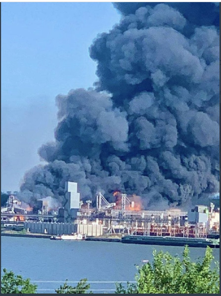 SamRamani2's tweet image. If you were still not convinced that Russia is actively worsening the global food crisis, watch Russia's strikes on a grain facility in Mykolaiv
