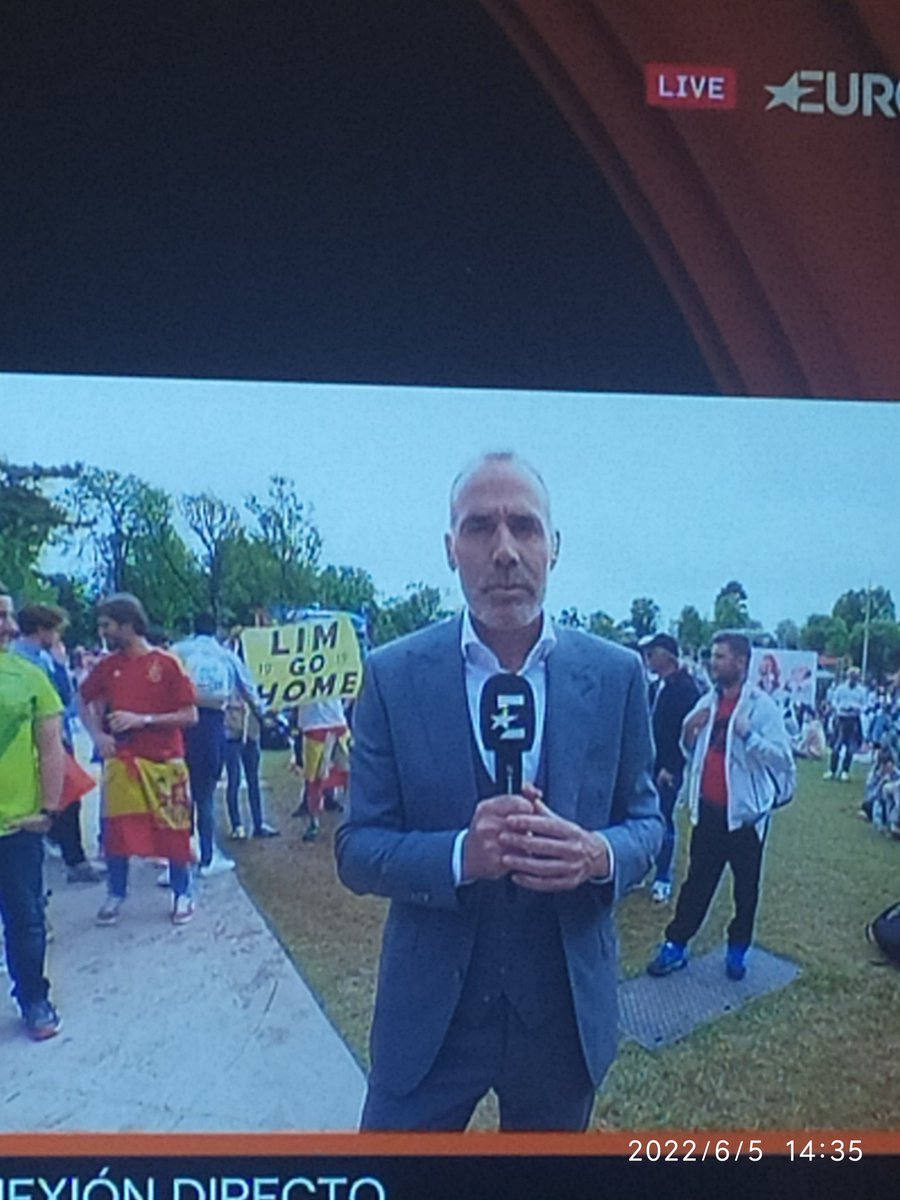 MerceVelert's tweet image. Ara mateix a Roland Garros, mireu darrere d'Alex Corretja.