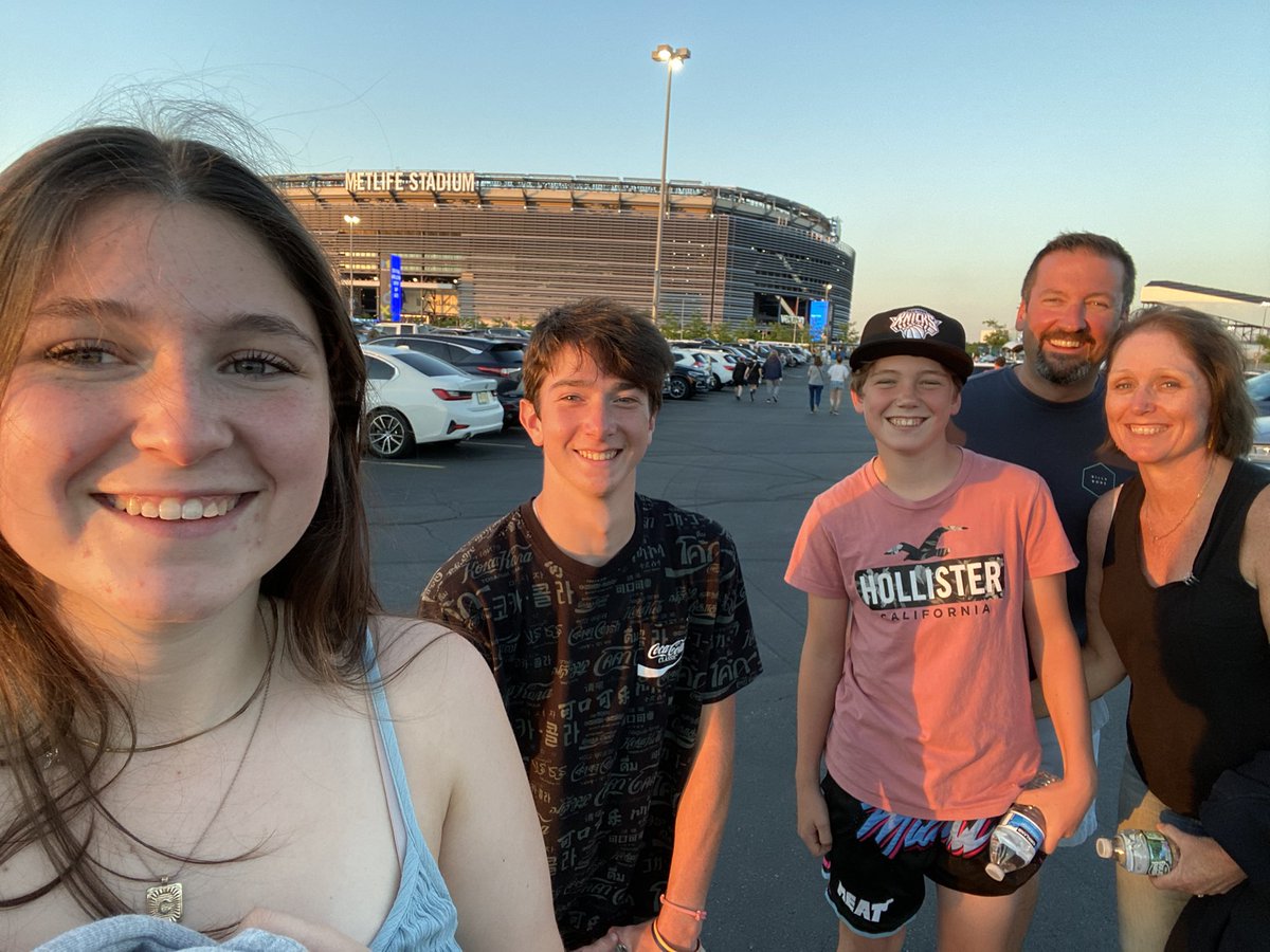 Esbarrett2000's tweet photo. Took my family to see Cold Play! Beyond excited and hopeful for the future of live music. They are reducing carbon emissions by powering the show from bicycles and electricity-producing dancefloors, building sets from bamboo, planting a tree for each ticket sold and more! 💚🌎💚 https://t.co/PCuSlXaWTh