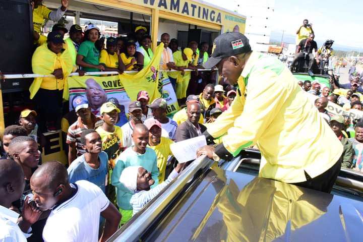 GovernorKahiga's tweet photo. Acknowledging greetings from Chaka residents. 
#kabamwalimu
#wirauroneka
#FormniUDA
#Mpangonibottomup https://t.co/OA1VtKR6ie