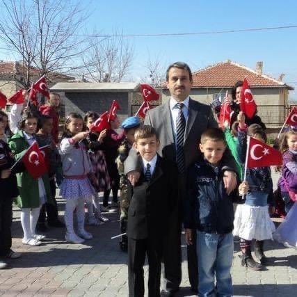 Kırklareli Pınarhisar’da #LGS komisyonunda görevli çalışma arkadaşlarıyla geçirdiği trafik kazasında hayatını kaybeden M.Akif Ersoy İ.O Müd. İbrahim Dalkılıç hocamıza Allah’tan rahmet,ailesine sabır diliyorum.Kazada yaralananlara acil şifalar diliyorum
<a href="/SelahattinKaran/">SelahattinKaranfiler</a>
