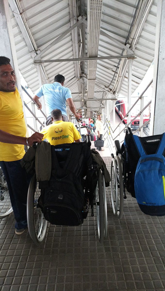 shibaraya's tweet photo. @RailMinIndia @AshwiniVaishnaw 

The specially abled athletes do not have any lift or escalator facilitiy to go down platform 4 and 5 in Kacheguda station in Hyderabad. 

Are you seriously sleeping with regards to Railway facilities provided to passengers?

#IndianRailways https://t.co/8BiLvaZU6V