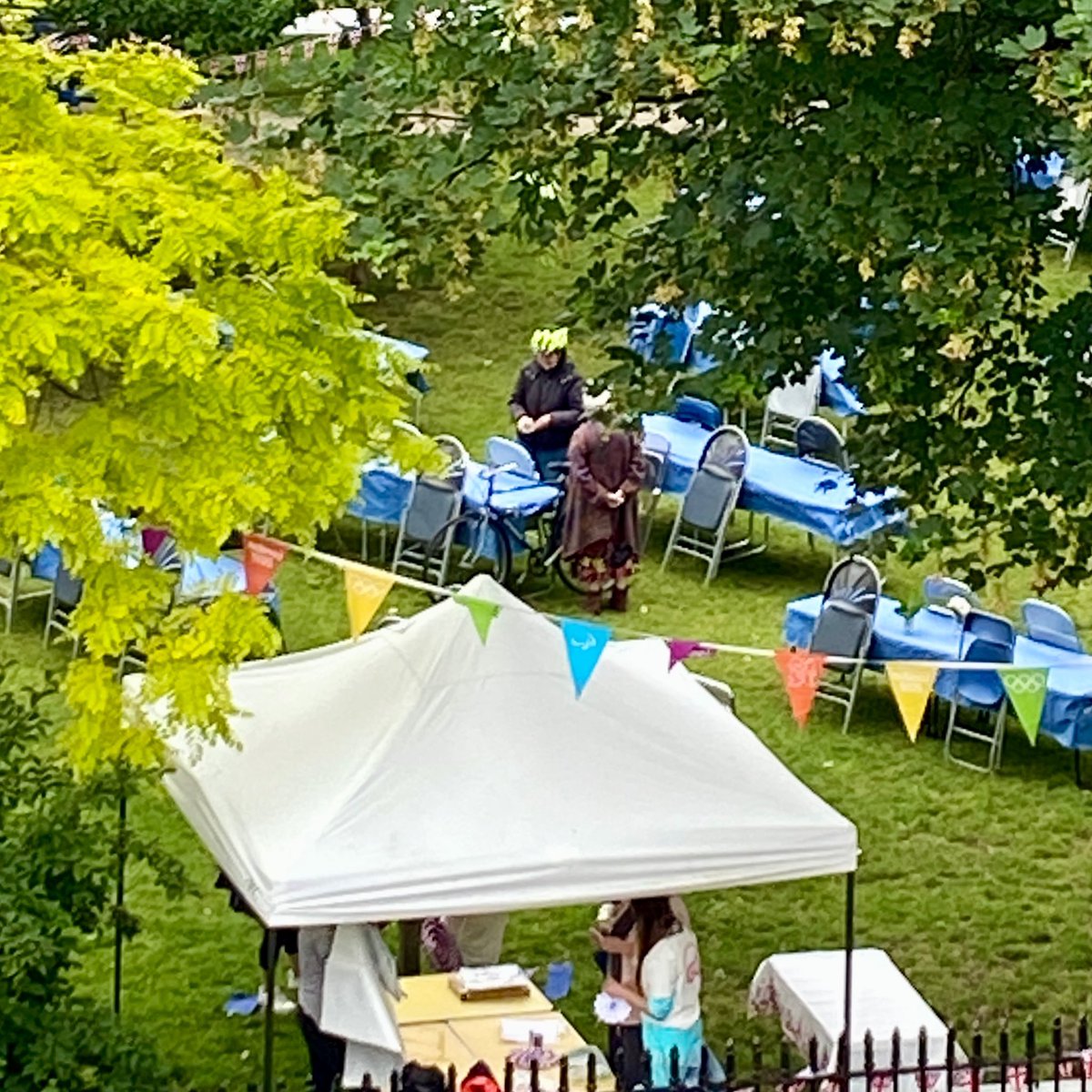 PrimroseHill_CC's tweet photo. Jubilee Party starts at 2pm today
https://t.co/nZDHDepvI5
#platinumjubilee #PrimroseHill #chalcotsquare #jubilee #streetparty https://t.co/dzWzxJteWS