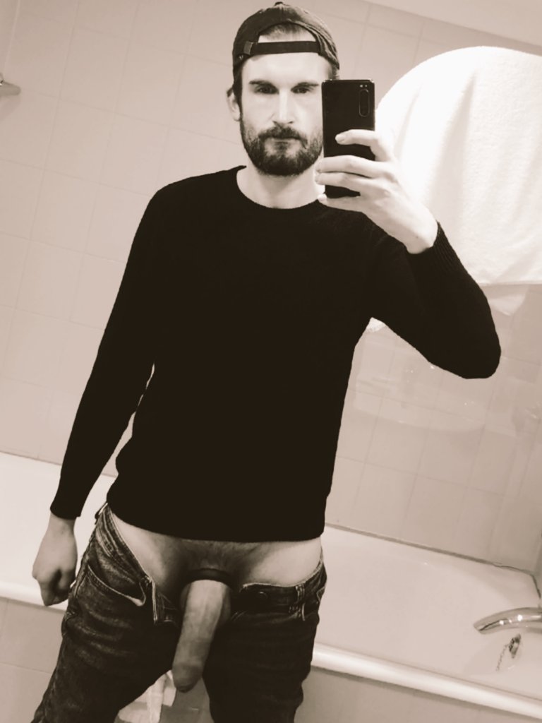McrSleaze's tweet photo. My dick looks it's best semi. Dunno why, just does https://t.co/E9x7r6Whz6