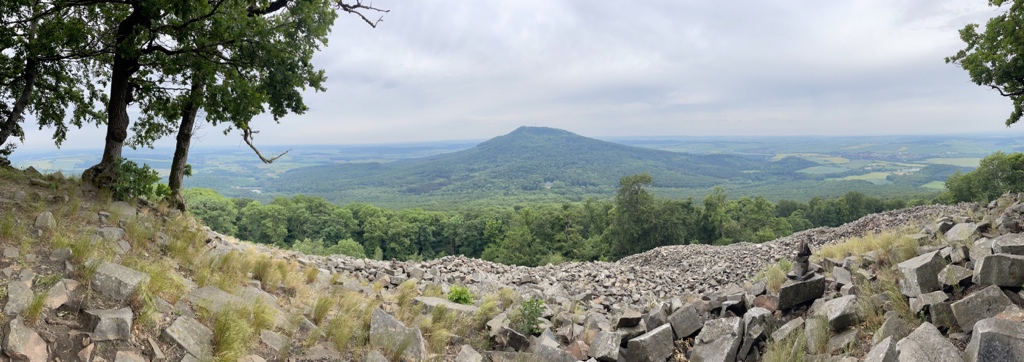 derSchniep's tweet photo. Blick vom kleinen zum großen gleichberg 👀👍😊 #draußen #gleichberge #wandern https://t.co/VQrTHVGNof