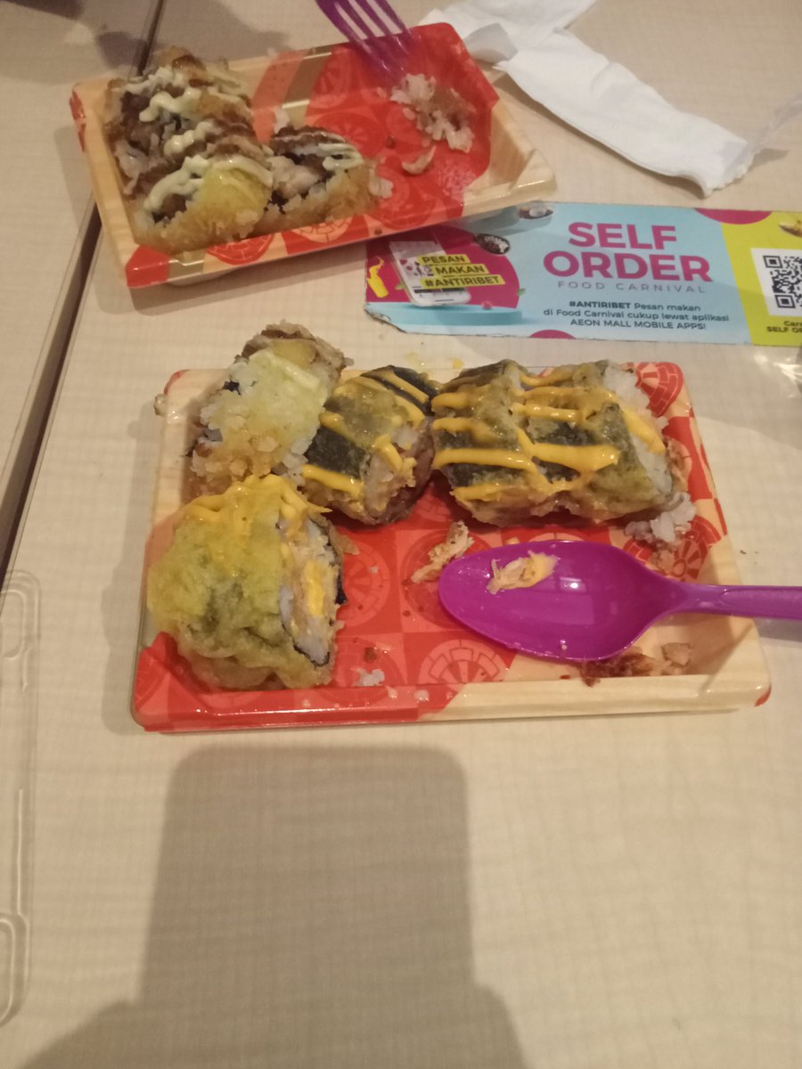 alanggh's tweet photo. Baru makan sushi make sendok 😅 https://t.co/18swiolk77