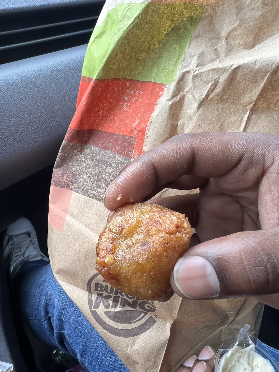 Lokini_Sh's tweet photo. @BurgerKing @BurgerKingFR c’est la crise pour acheter de l’huile, comment ça se fait que vous avez autant d’huile ? 😂 #humour #burgerking https://t.co/nM1EsiBLQ3