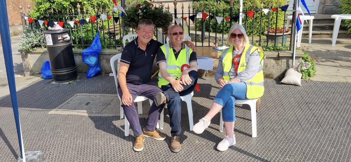 markdeaville2's tweet photo. What a fabulous day in Cheadle with family and friends. Creative Cheadle are just a superb organisation who love the town and do great artistic work in the town. Many thanks to them all. I just love where we live. 🇬🇧🇬🇧🇬🇧 https://t.co/jpT7XMhQmw