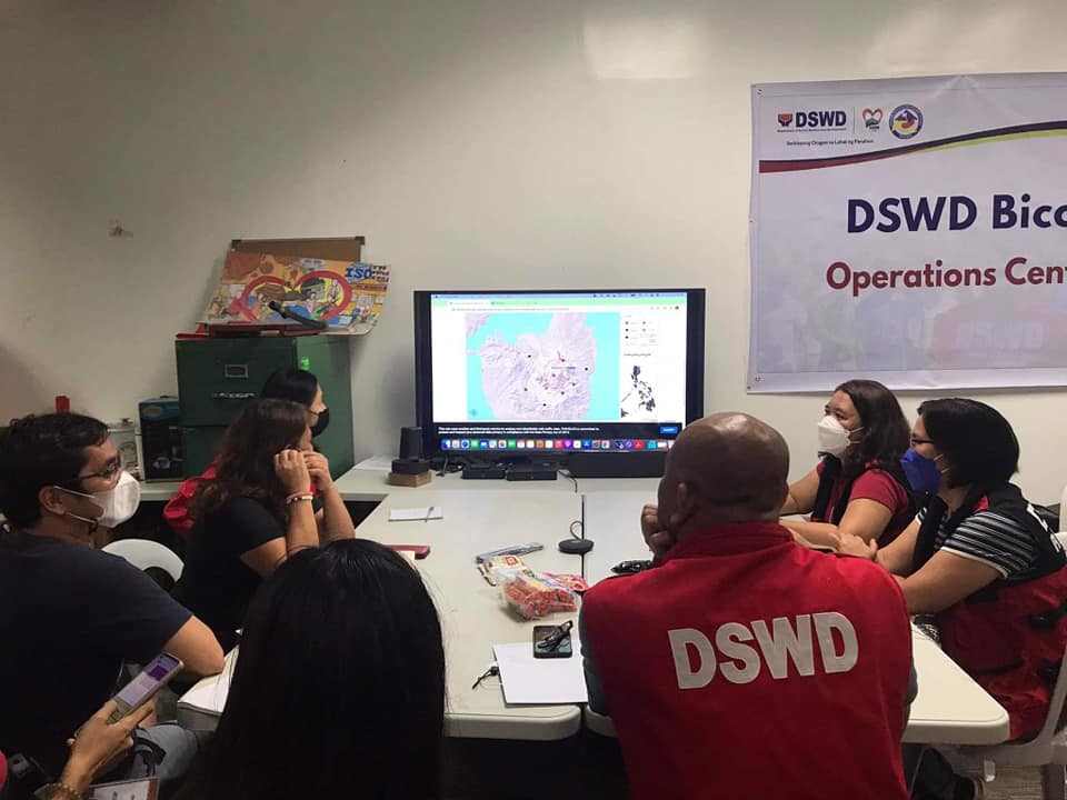 AlfredoGenom's tweet photo. Latest DSWD response on Mt. Bulusan eruption. 101 people evacuated and relief aid prepositioned. 🇵🇭 https://t.co/JJg1xDEaW8