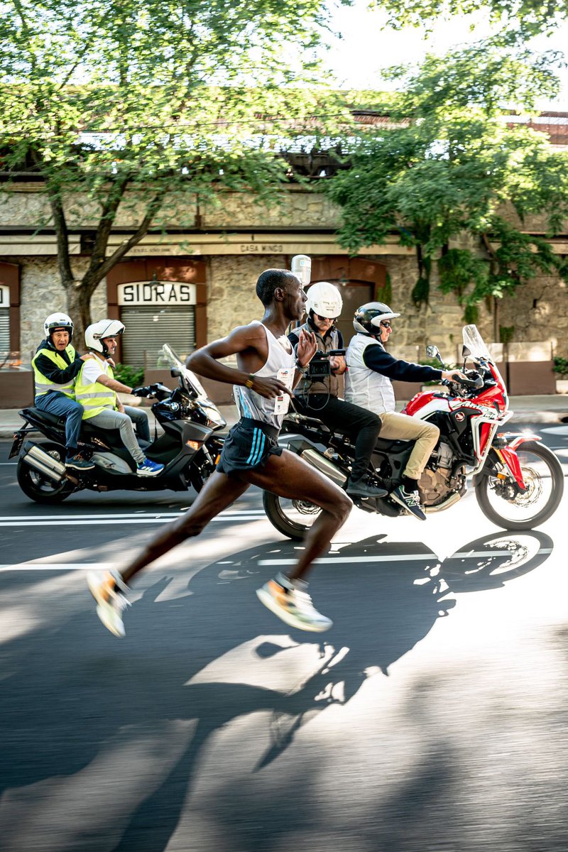 thevintagerun's tweet photo. Esto es Arte! Que manera de correr 😍

#MadridVintageRun by @TotalEnergiesES https://t.co/6wsI6sCWqP