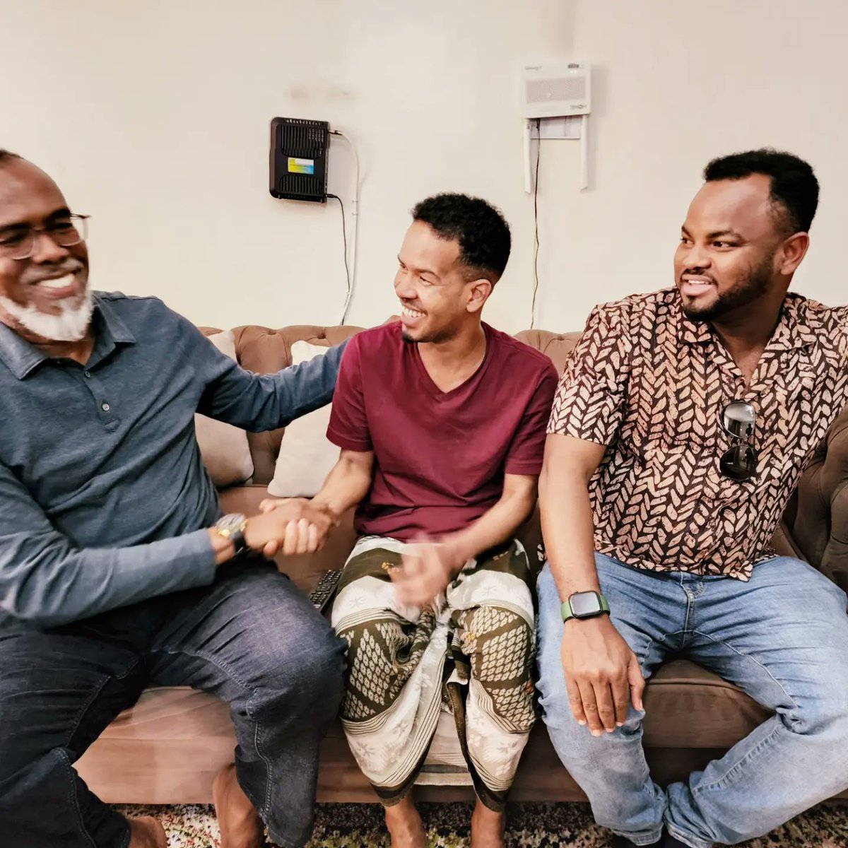 AmbAmerico's tweet photo. Waxaan gurigiisa ku soo booqanay walaalkeen Idle Abdullahi Nune(Idle Yare) oo maalmahaan xanuunsanaa: aniga , Hassan Omar Baffo iyo Mohamed Abdullahi . Allaha caafiyo walaalkeen. Walaalayaal u soo duceeya. Insha’Allah cisbitaal dibedda ayaa lagu soo daawayn doonaa. #Somalia https://t.co/szEr7rYXSf