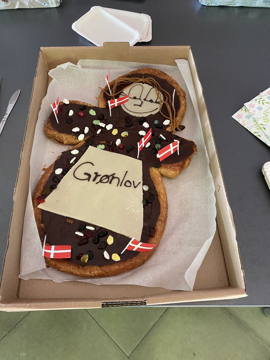 🇩🇰Var til grundlovens fødselsdag hvor vi fik kageperson. Det smagte godt. Hip - Hurra, hip hip - hurra hurra, hip hip hip- hurra hurra hurra. Det er skønt at leve i et mangfoldigt land. #dkpol