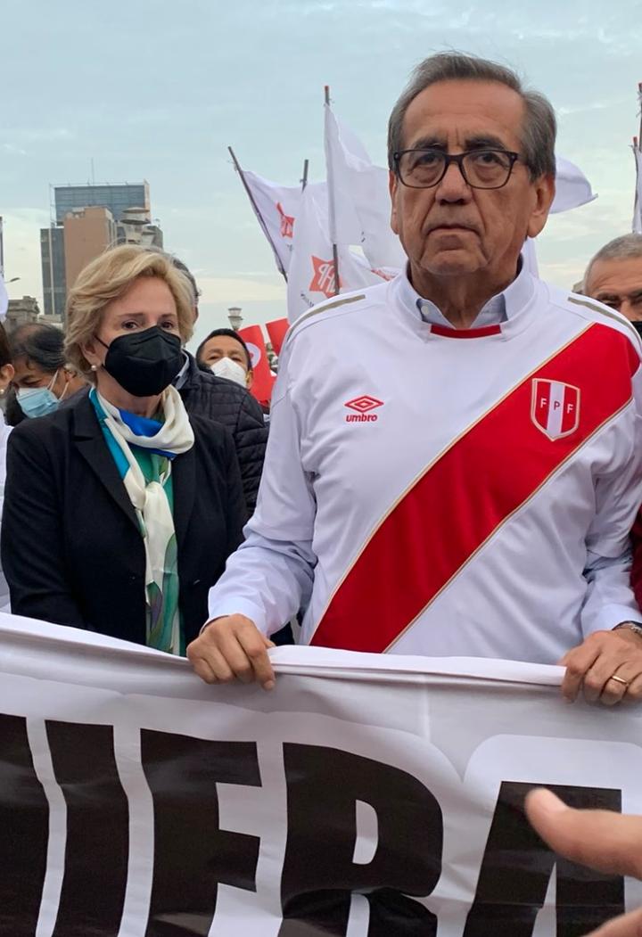 martinfiera's tweet photo. Pilar Nores sumisa de la cúpula delincuente aprista, solo sirve de testaferro y tonta útil de la mafia. 
#Conchumarcha
#MarchaDePayasos https://t.co/QuEdE03wWg