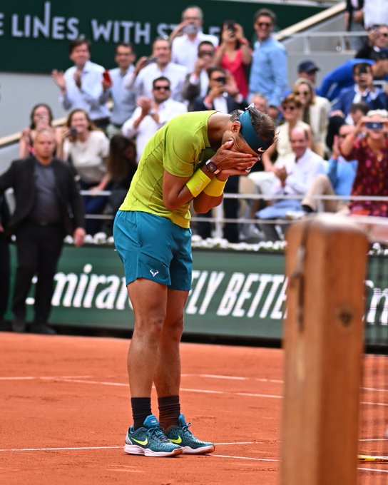 VSportsTM's tweet photo. Con 36 años y 2 días, Nadal es el tenista de mayor edad en ganar #RolandGarros (desde 1925). Disputó 115 partidos del torneo. Perdió 3. https://t.co/UaYhIwXp4m